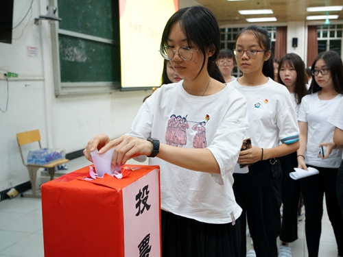 全体团委委员,学生会委员候选人进行了现场竞选演讲,经代表投票,现场