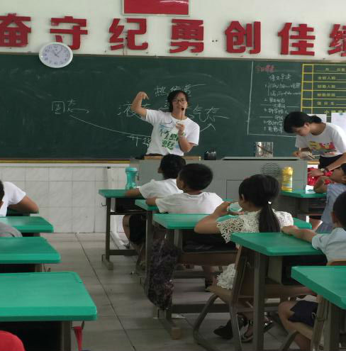 义教组冯慧仪在激情地讲述科学小知识下午两点半,是义教组李敏的《我