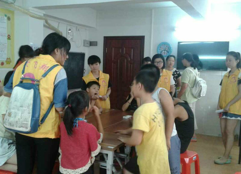 小朋友们各自写名字,准备好撕名牌啦