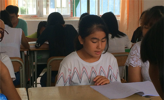 认真晨读的同学们