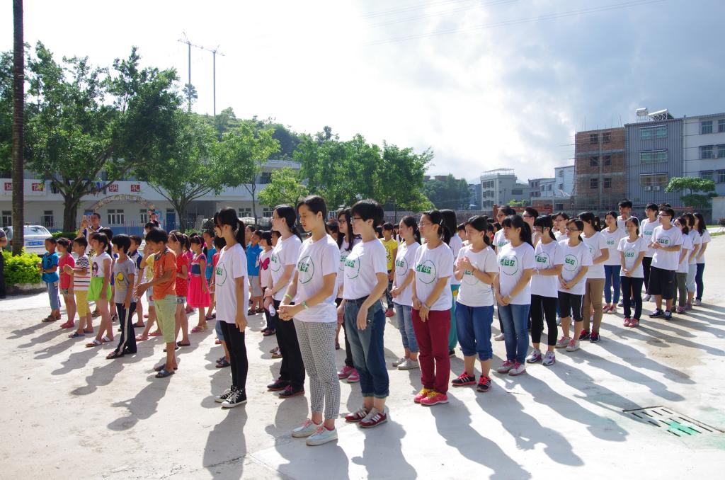 同学们仔细听领导讲话