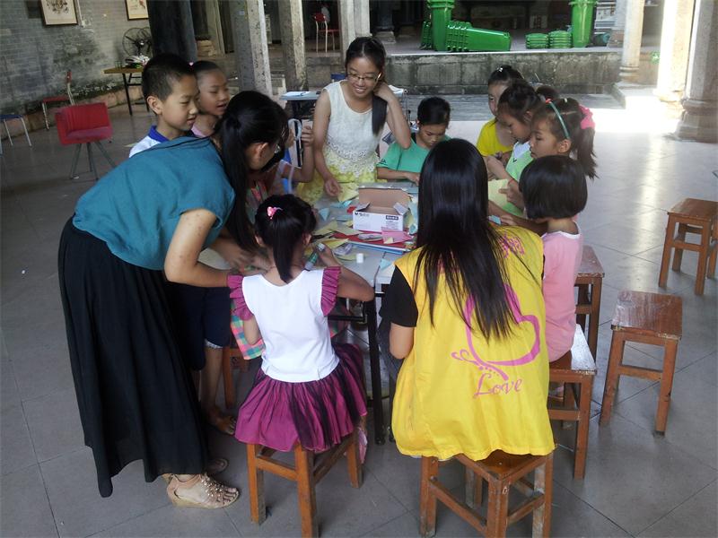 队员们教小朋友做盆栽