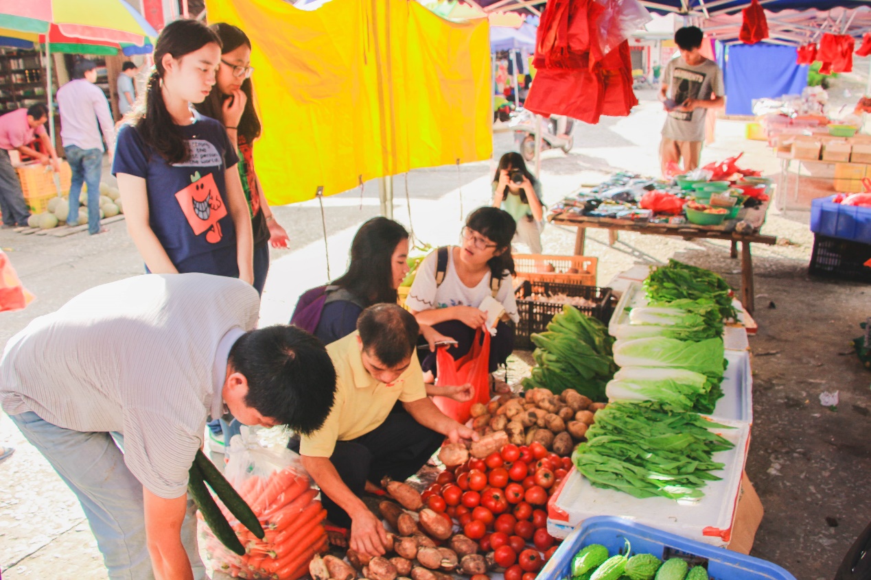 队员们购买蔬菜和肉类