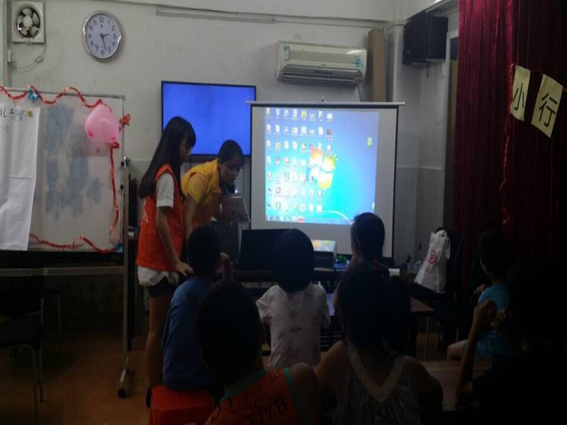 同学们在上礼仪课