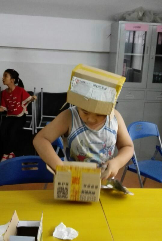 小朋友利用找线索的箱子装扮得萌萌哒