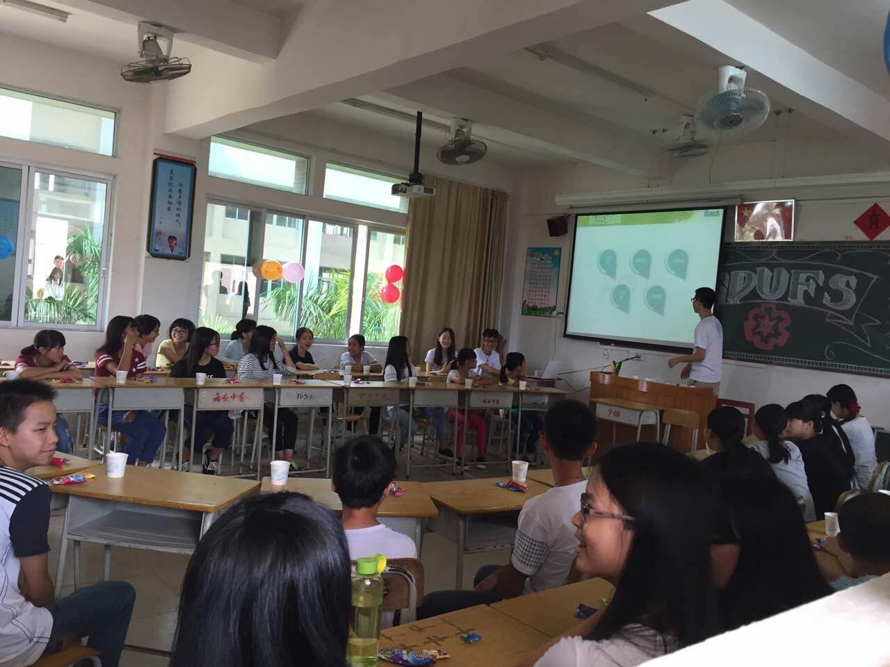 见面会义教组组长为队员介绍队伍