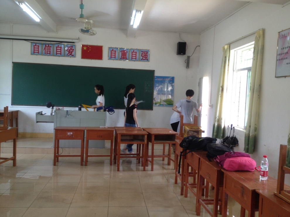 队员对教室进行大扫除