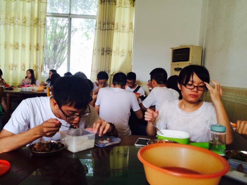 学校为队员用餐提供舒适的环境
