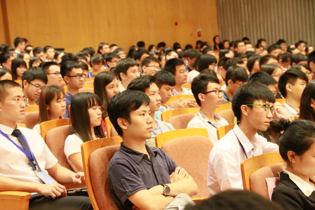 同学们正在倾听韩启德主席的发言