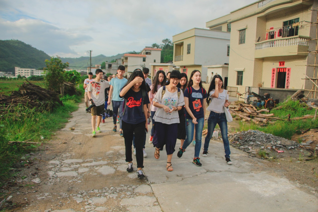 心心点灯队员们去赶集的路上