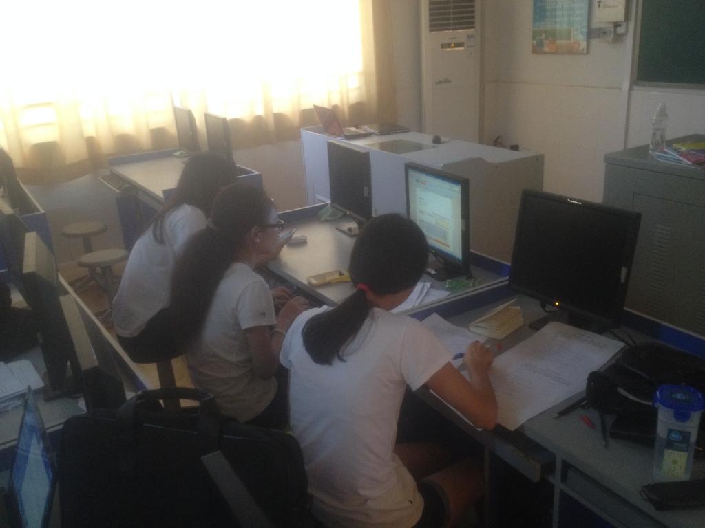 调研人员在分析数据