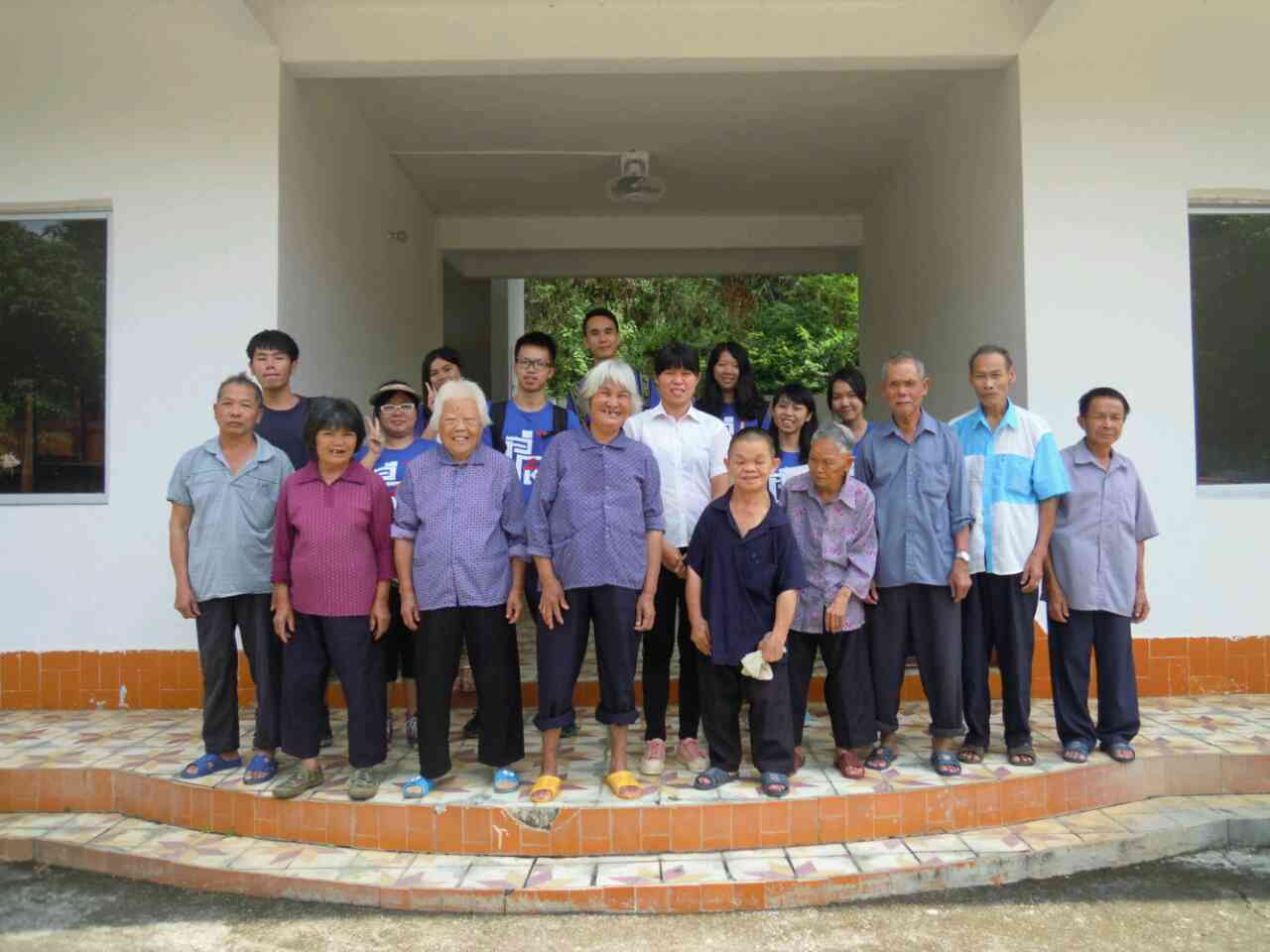 最后,是我们与老人的合照,每个人都绽放着最灿烂的笑容