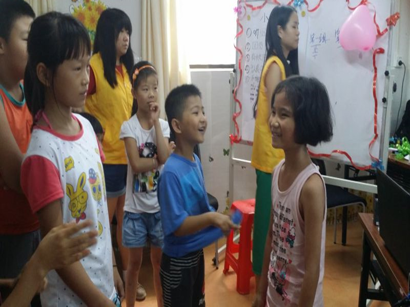 同学们正在玩“你比我猜”游戏