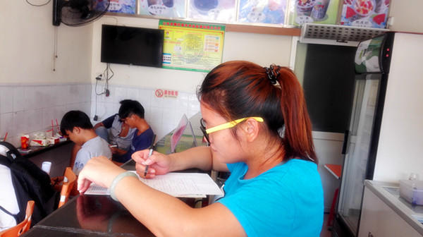 居民认真地填写问卷