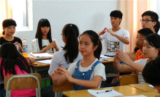 认真学习手语的老师和同学们