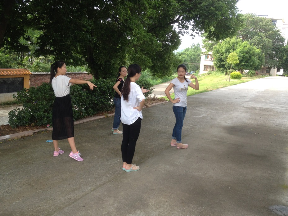 义教组队员进行开班典礼排练