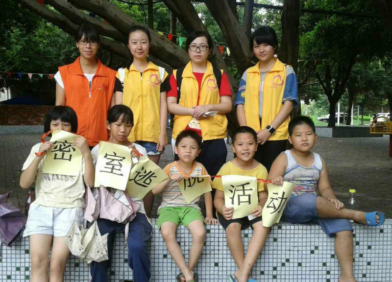 小朋友们与队员们合照