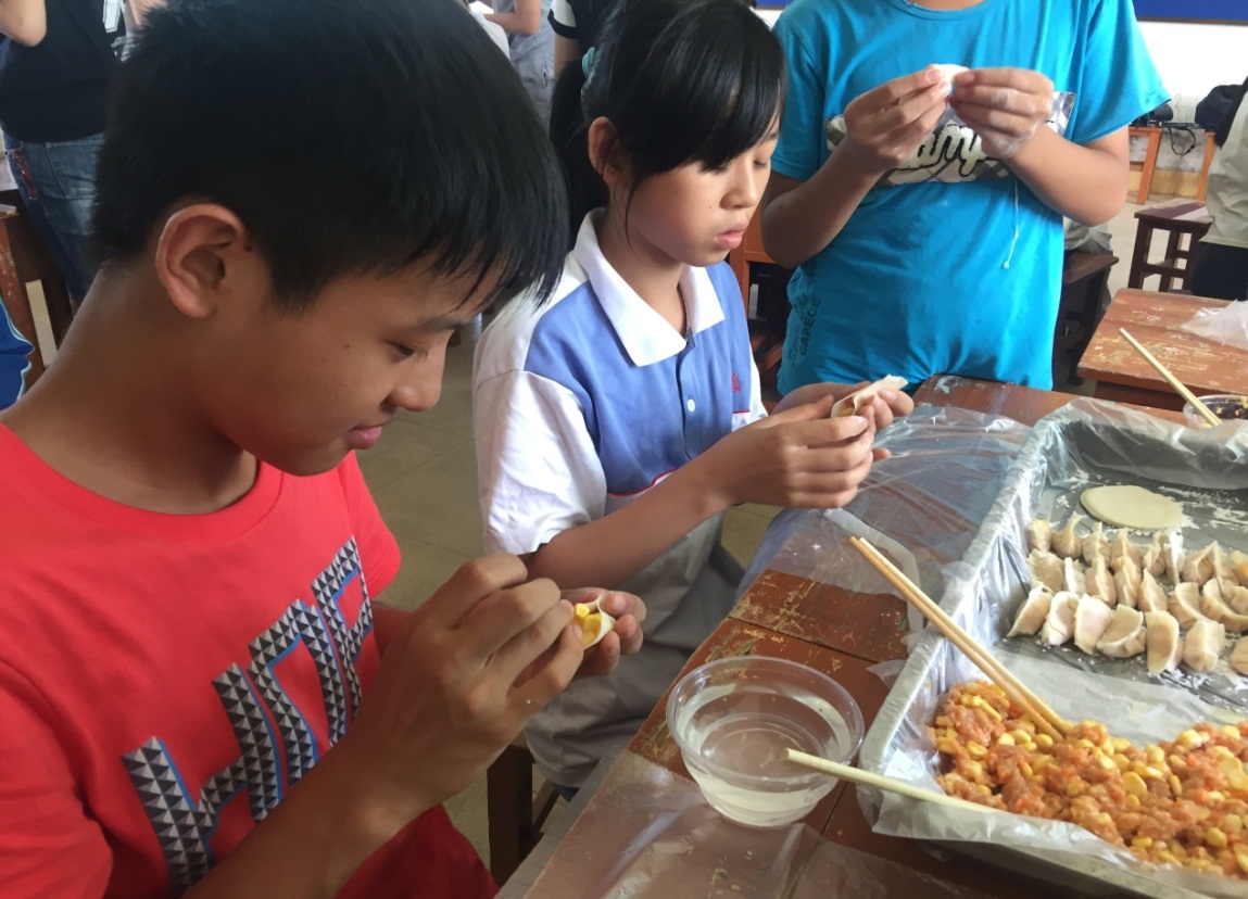 同学们在认真学包饺子