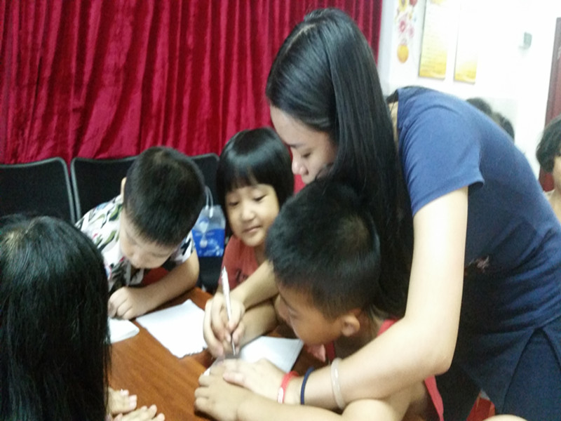 老师上课教同学写单词