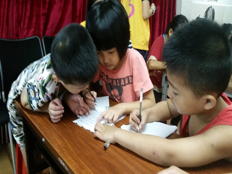 同学们在课堂讨论问题