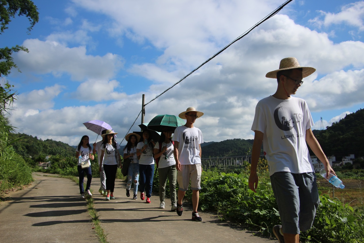 迎着朝霞,我们出发