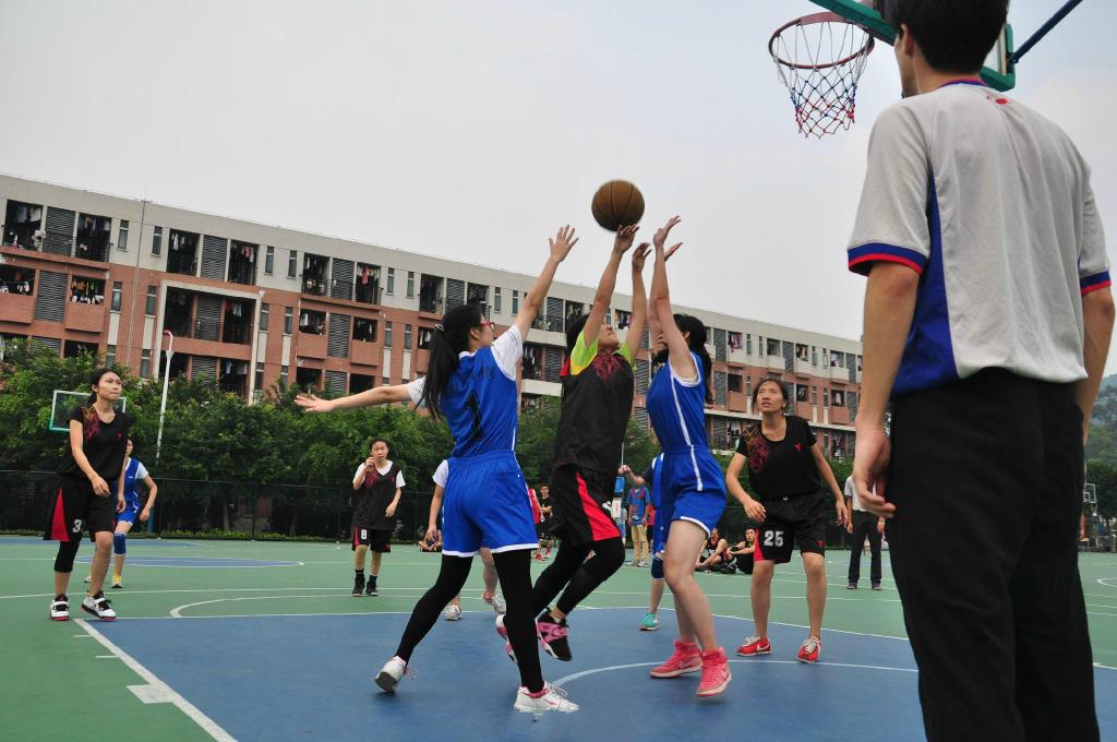 精彩激烈的女子篮球赛现场