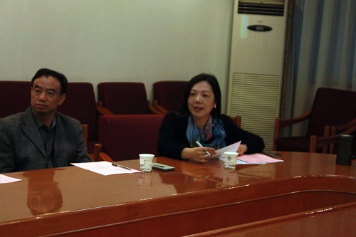 谢秀兰主持会议