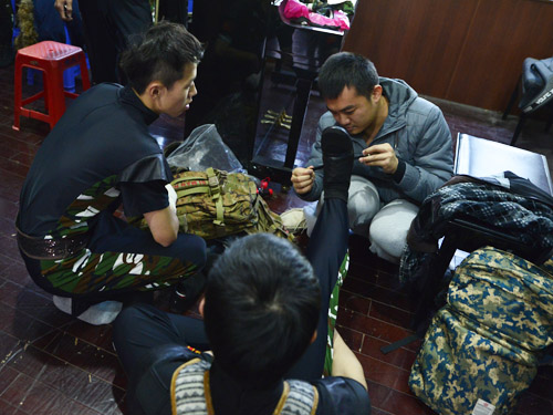 赛前男子舞队在后台紧张的准备着