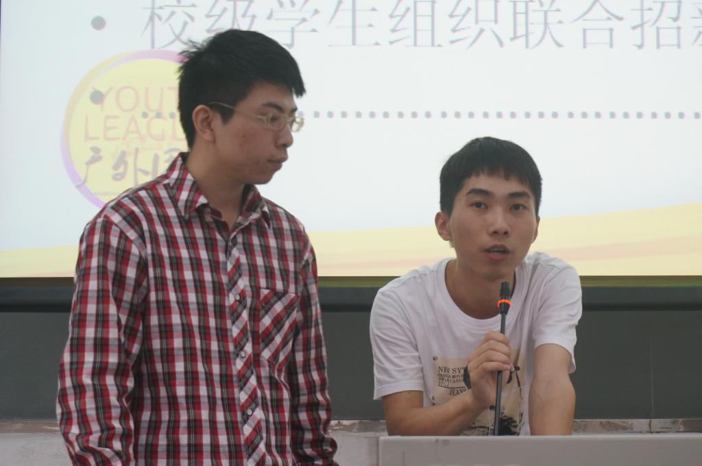校团宣南北校部长黄霖城和李俊坚介绍部门