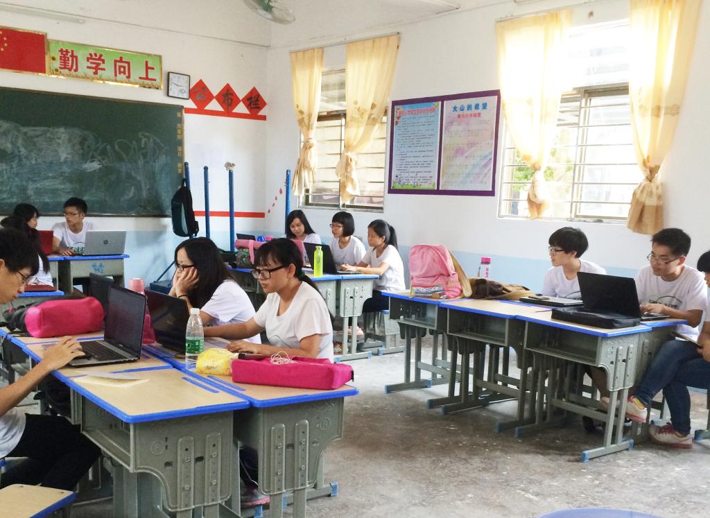 调研组同学讨论中