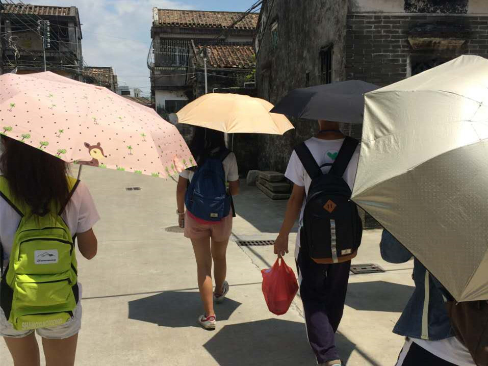 队员们行走在崖口村的巷子中