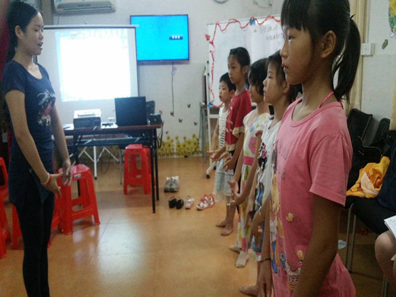 女生们在学习芭蕾舞