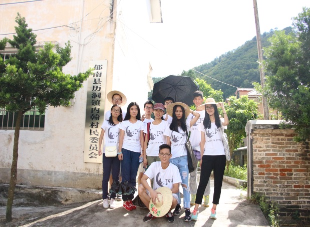 采访结束后的合照