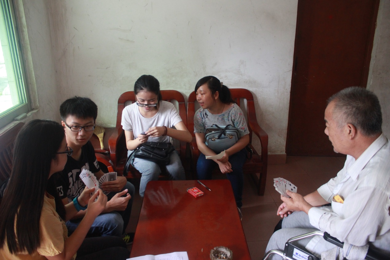 调研组的队员们陪老爷爷娱乐