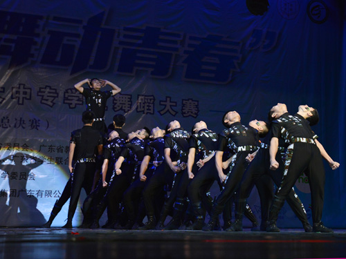 我校全男子舞队在台上的整齐身姿表现了军人的纪律性