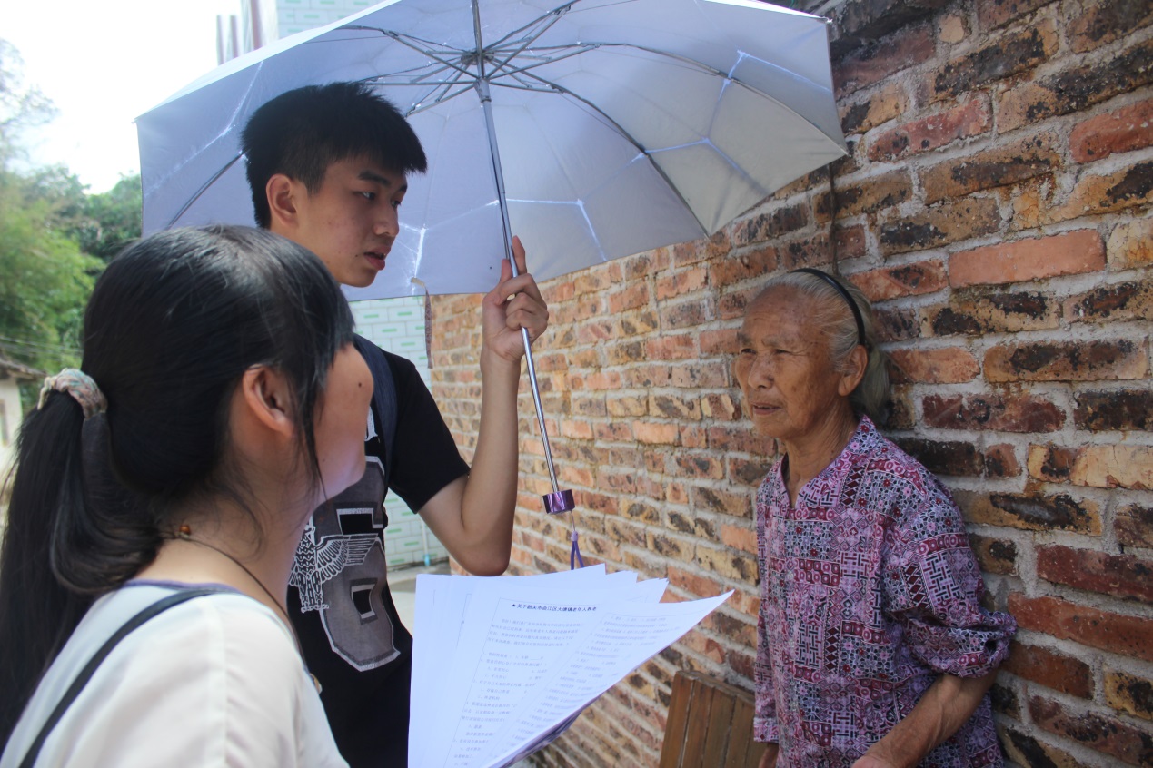 组员们在询问老奶奶有关养老的问题