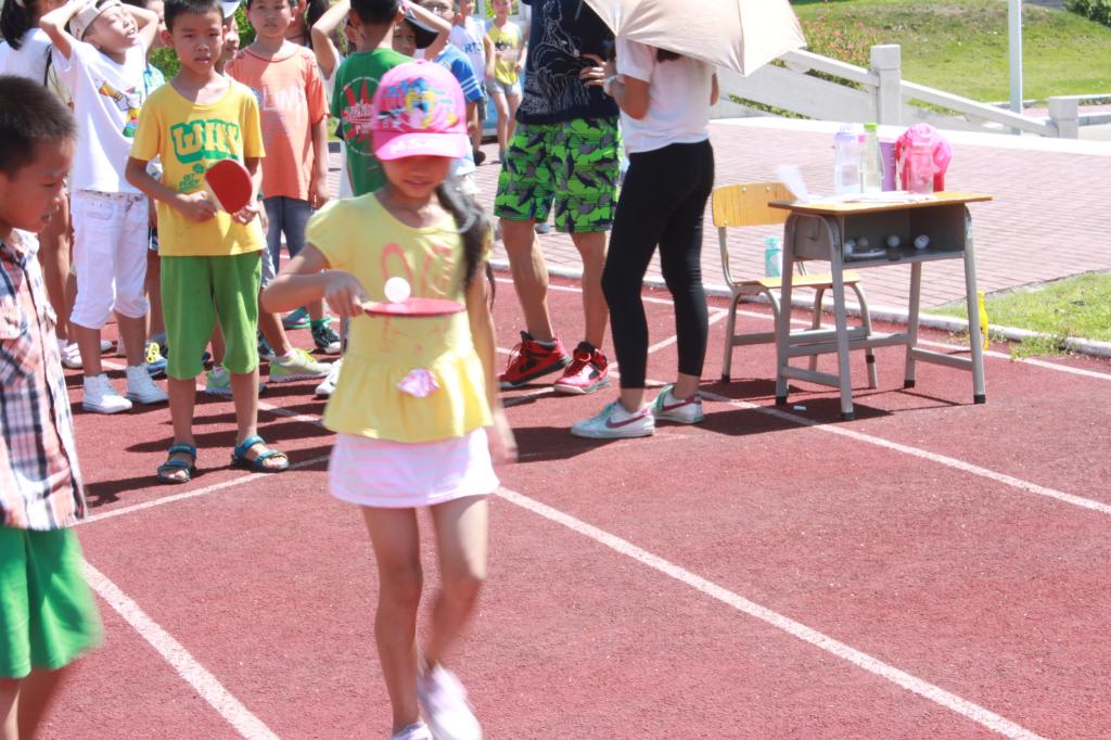 学生们在小心翼翼地运乒乓球