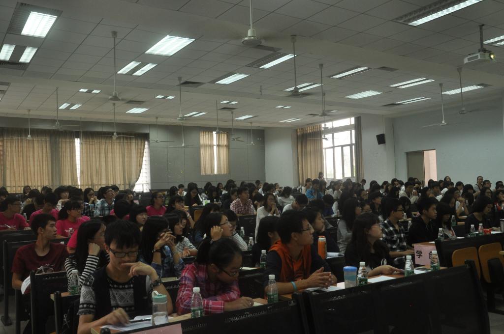 同学们在认真的听谢燕贞老师讲话