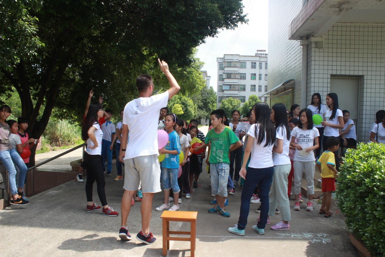 “情之程”队员们声嘶力竭地讲解规则