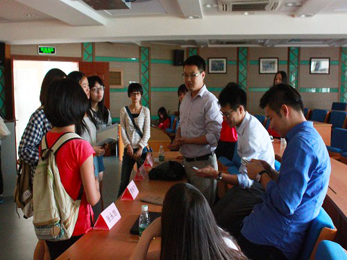 校团委副书记涂海波为现场观众详细解答问题