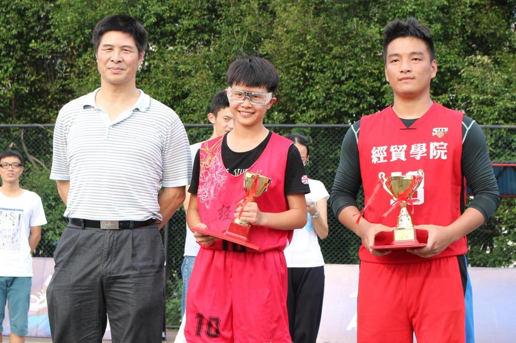 李旭武为男女子组冠军颁奖