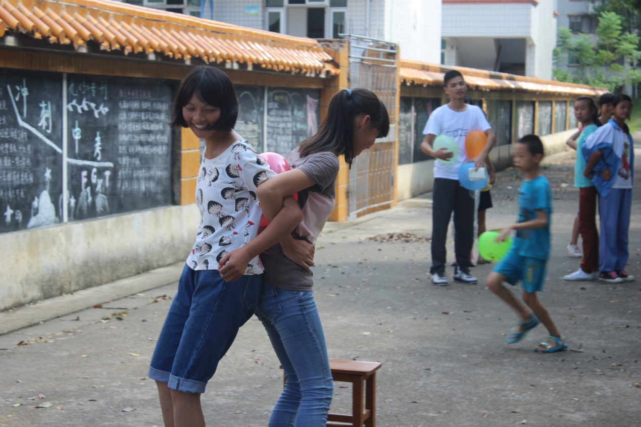 游戏中的纯真笑靥