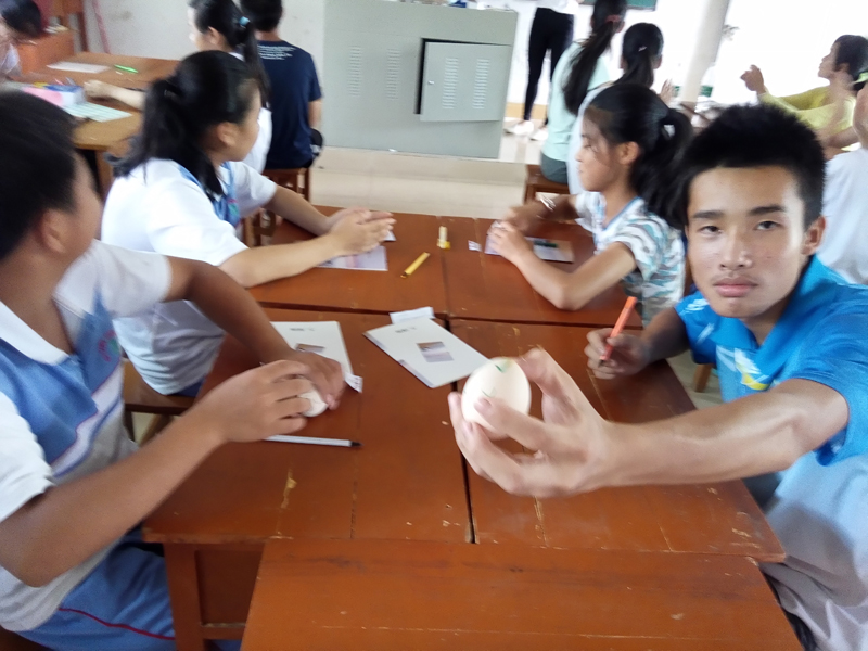 同学们手绘鸡蛋