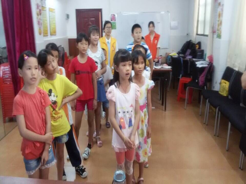 小朋友们在唱《Bingo》