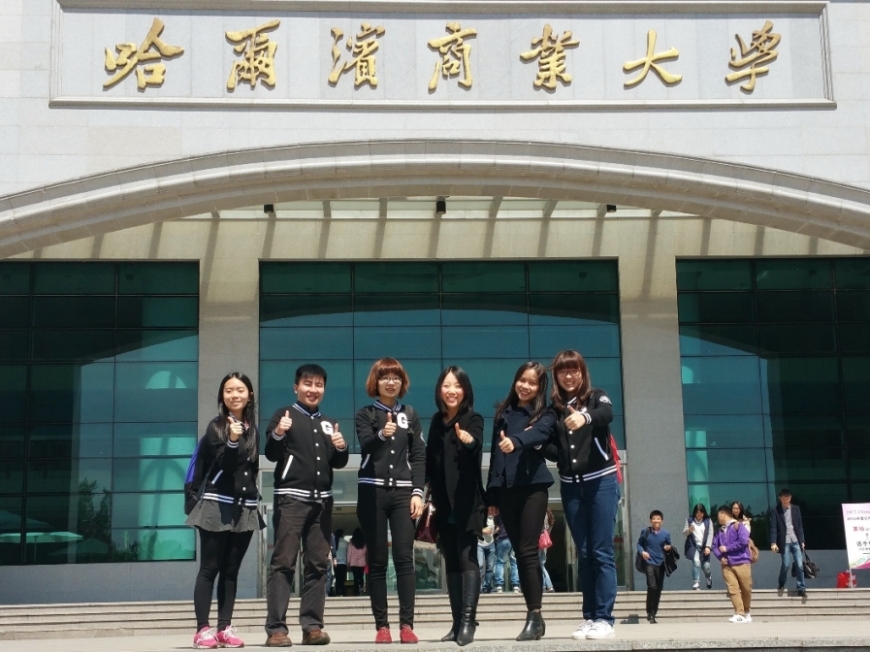 我校德思辩论队参赛队员与指导老师合影