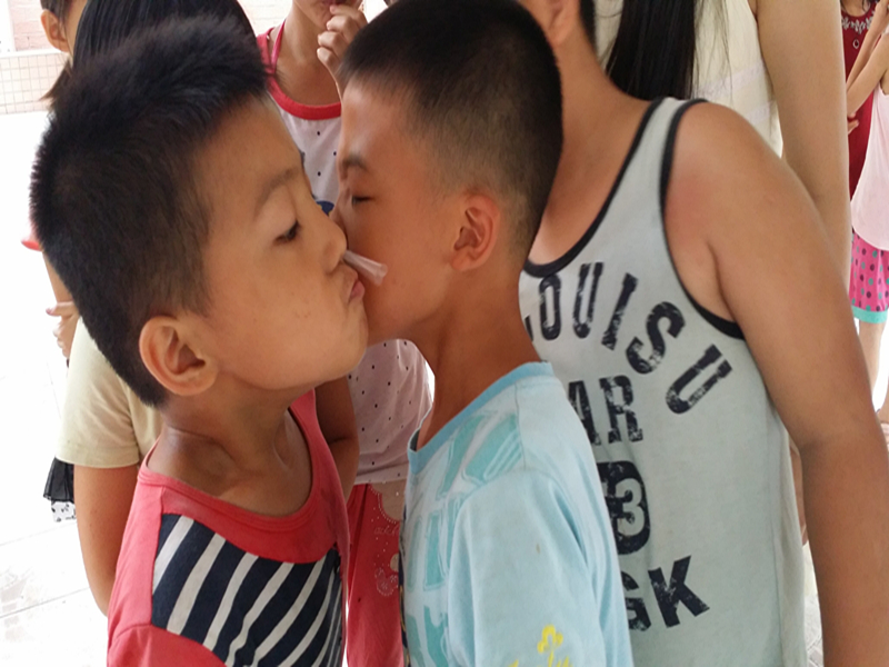 同学们在传吸管