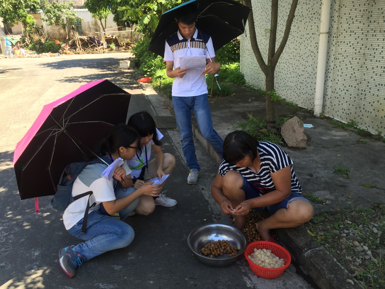 调研队员对下沙村老人进行问卷调查