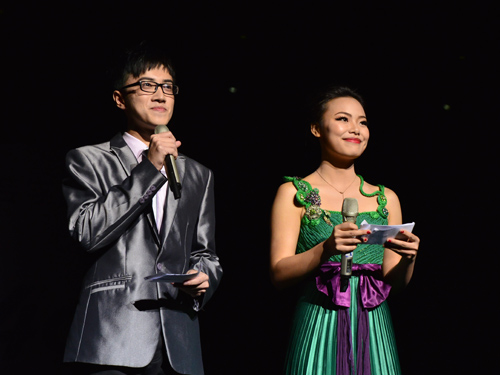 主持人在台上以简扼的话语介绍每一个参赛节目