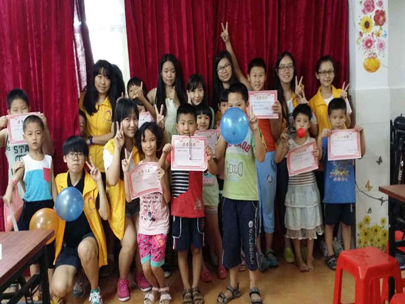 老师和同学们在颁奖典礼上的合照