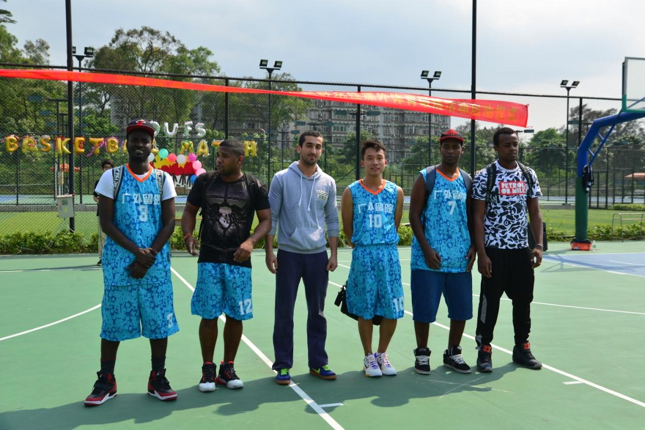 留学生学院代表队亮相